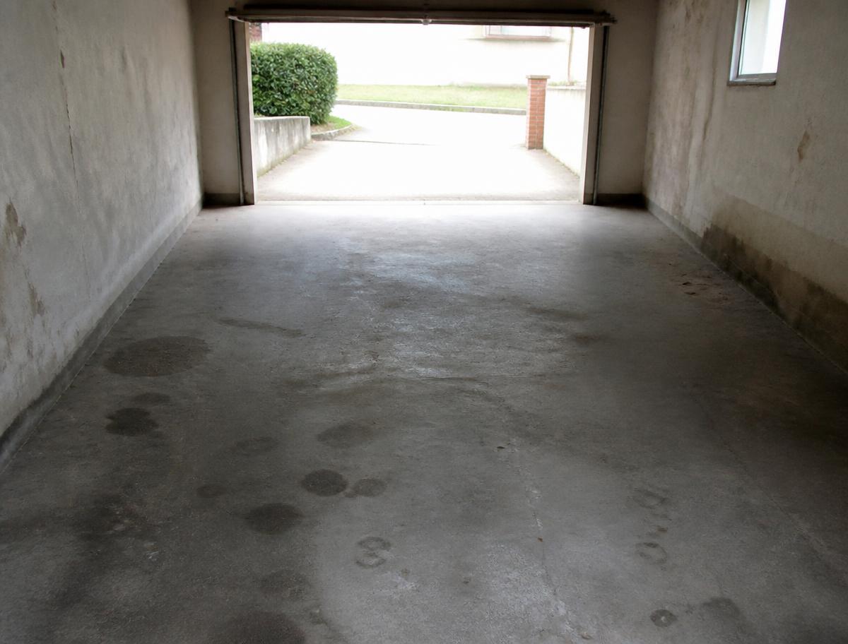 Alter Garagenboden aus Beton vor der Sanierung